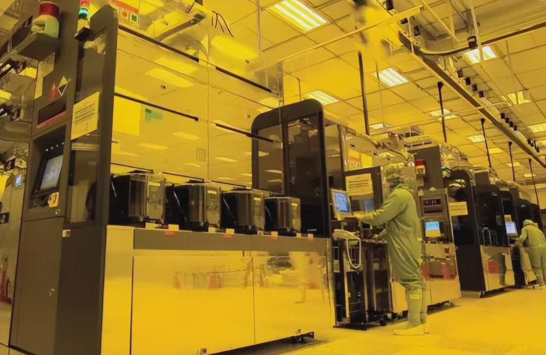 国产芯片正式“突围”!中企立大功,人民日报说得很对