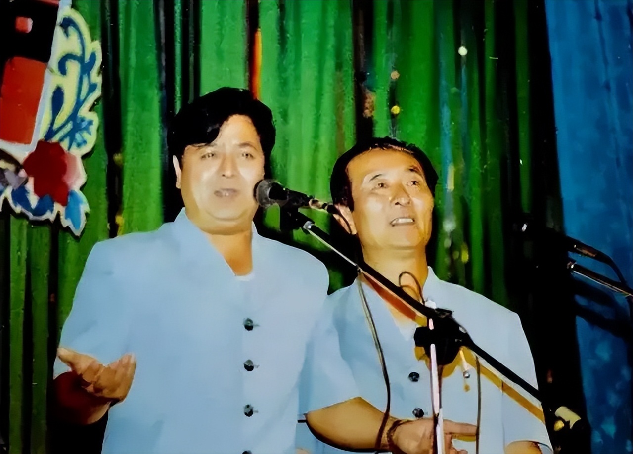 5位相声泰斗北京团聚！于谦师父辈分高却站着，4位搭档已去世