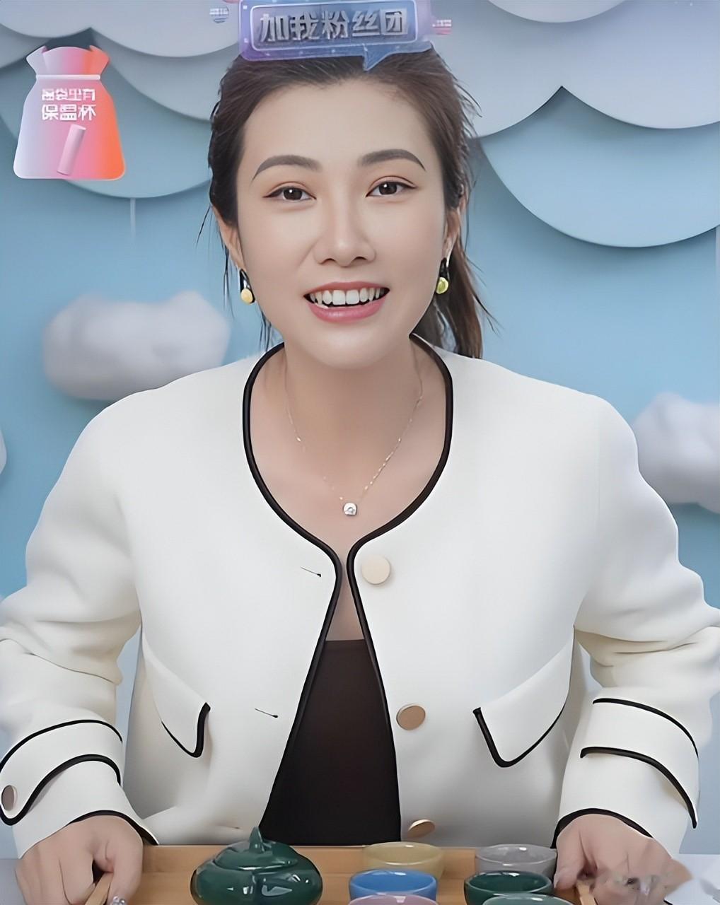 边潇潇现状:转行直播带货,44岁看着像24岁,11岁大女儿又高又美