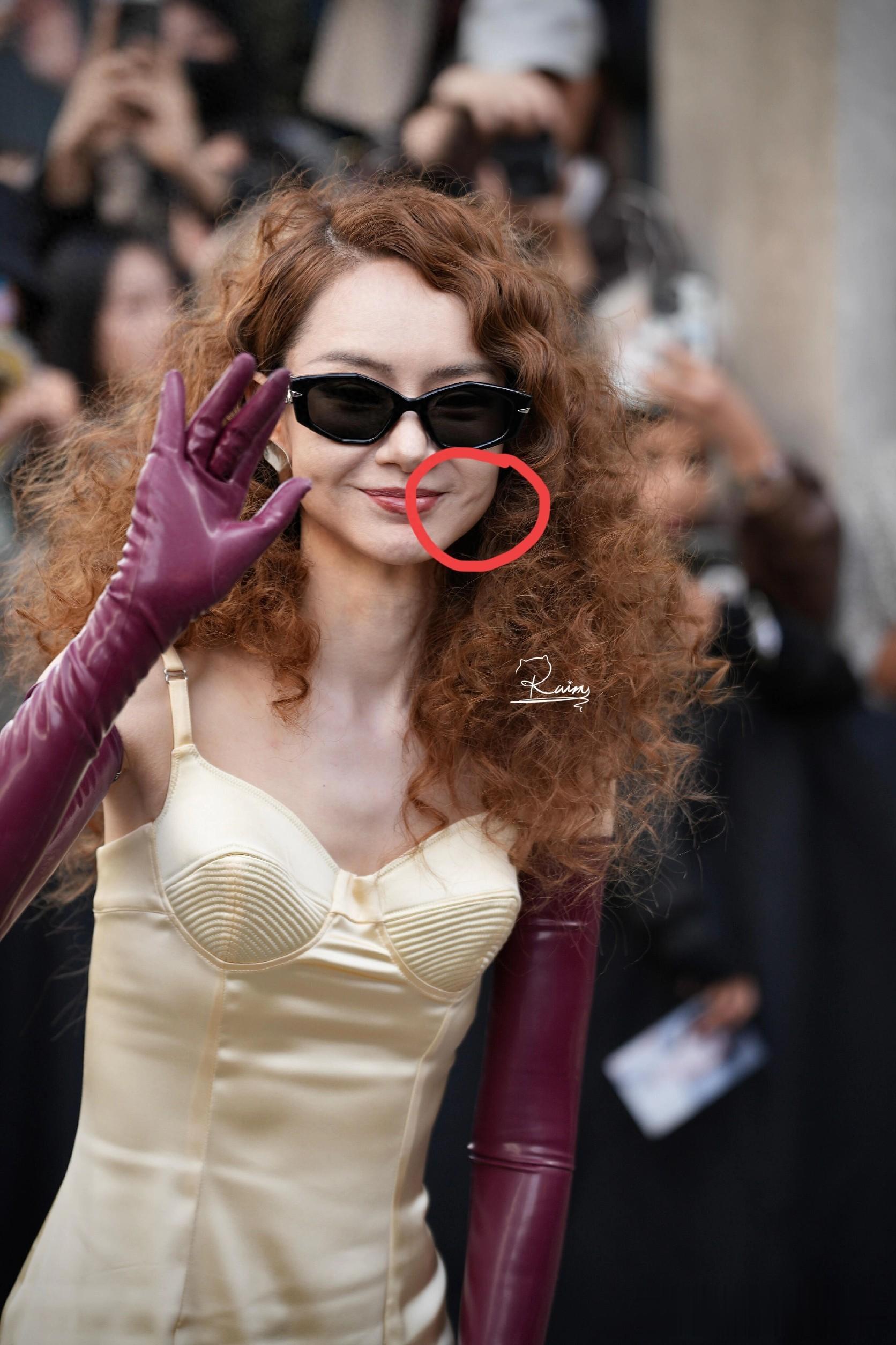 戚薇现身Mugler大秀,脸部凹凸不平排骨胸,内娱畸形审美好吓人