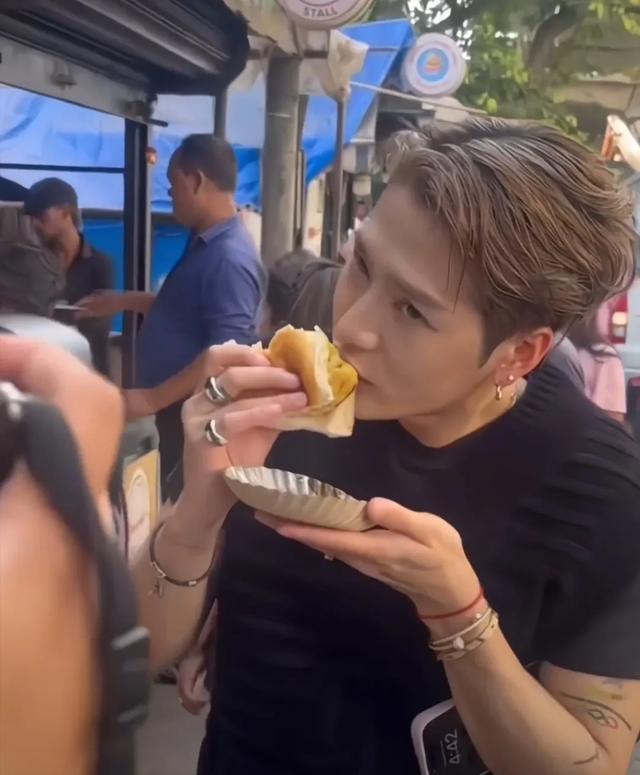 王嘉尔进军印度，为印度街边美食宣传，全程吃到撑，表情耐人寻味