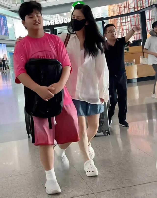 胡可带两个儿子回北京，安吉高大帅气，小鱼儿憨厚颜值不如哥哥