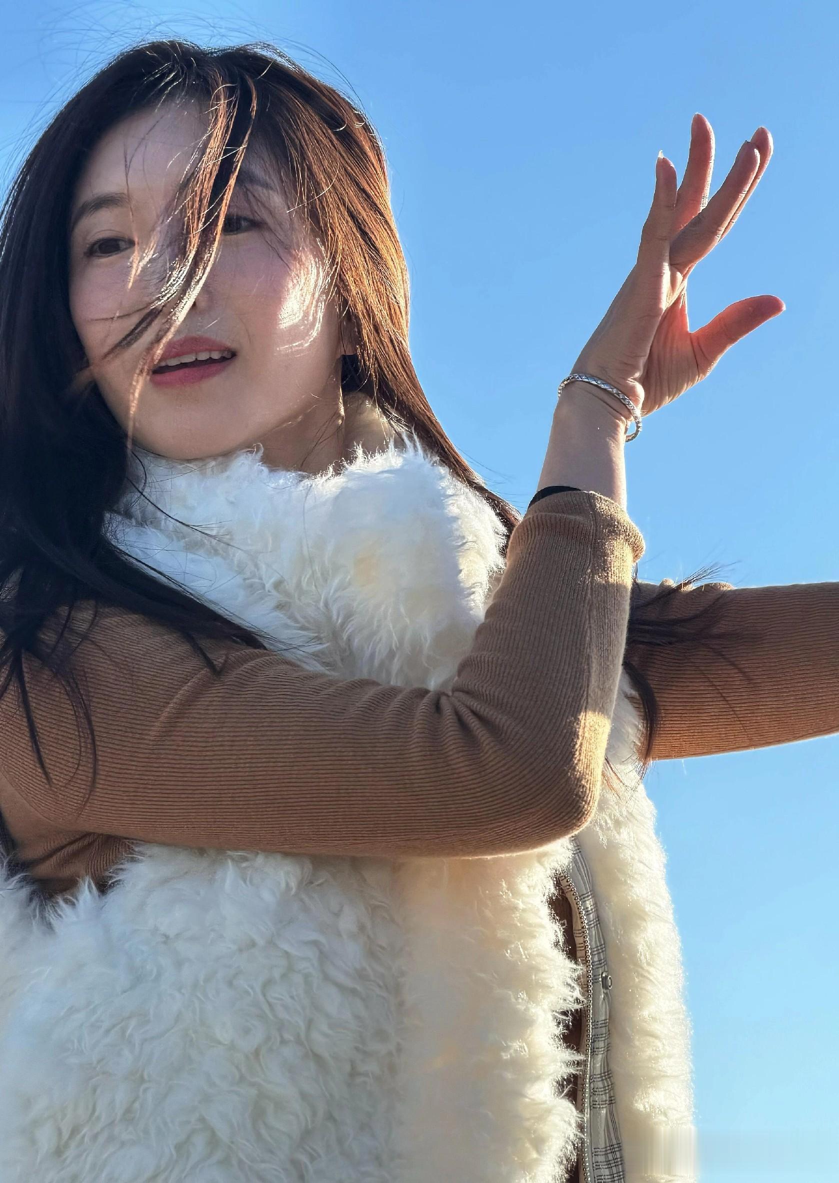 江疏影元旦美照封神，光影之间，每一帧都是温柔暴击！