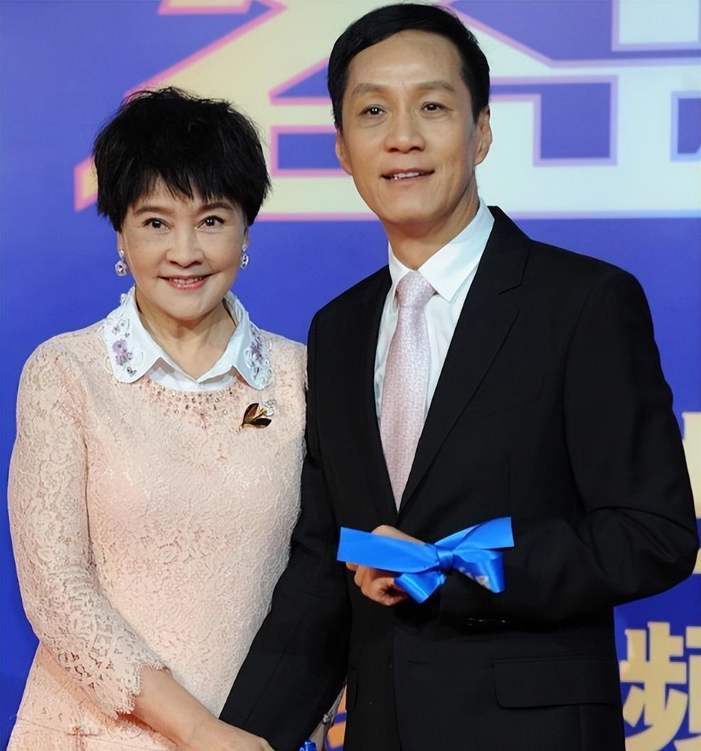 她是著名演员，不顾家人反对嫁小8岁丈夫恩爱30年，无儿女也幸福