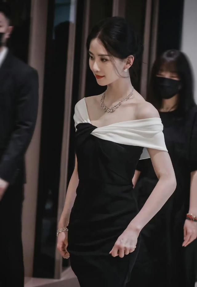 刘诗诗，黑白拼色简约长裙，佩戴首饰是亮点，彰显精致高级感