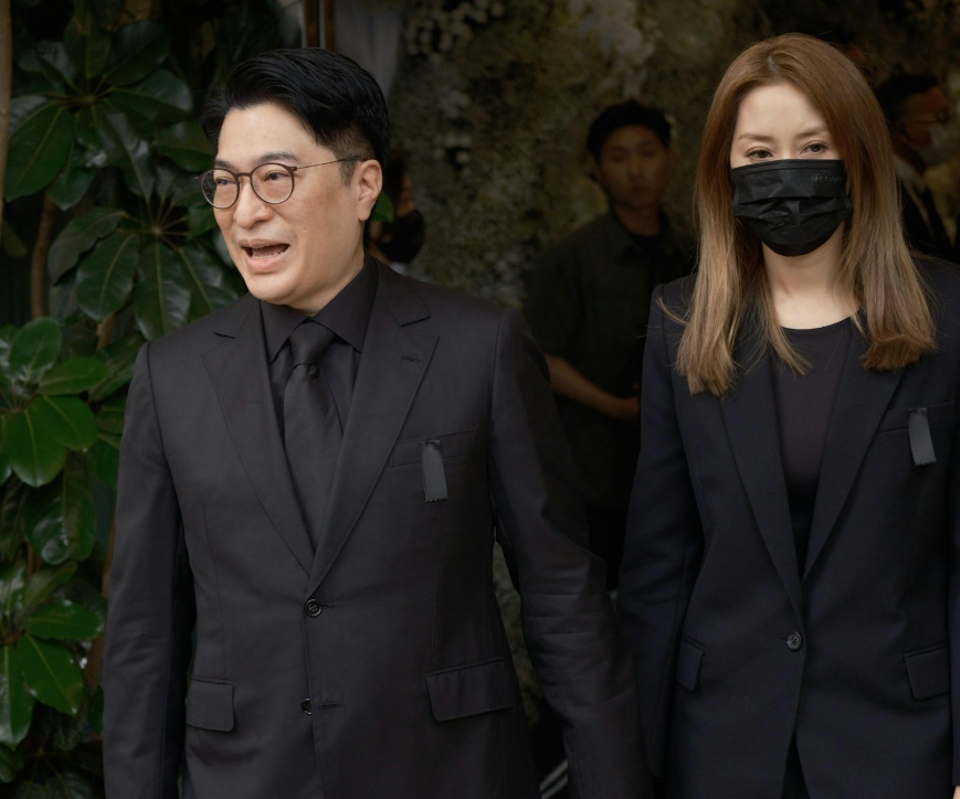 李兆基设灵：徐子淇为公公守孝，李嘉诚儿子露面，郭晶晶夫妇现身