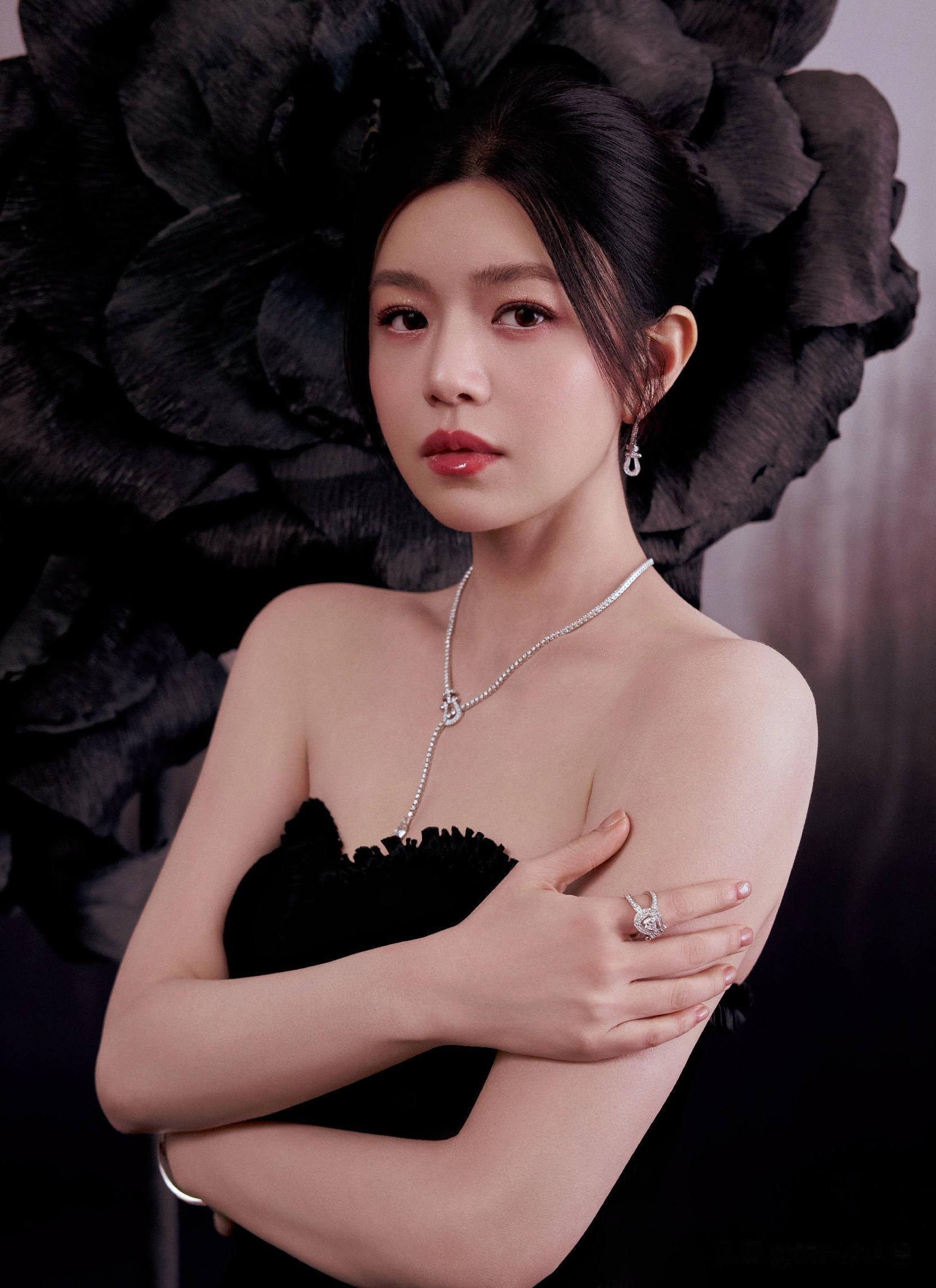 陈妍希出席时尚芭莎珠宝活动，一袭黑色抹胸鱼尾裙，身材圆润好美