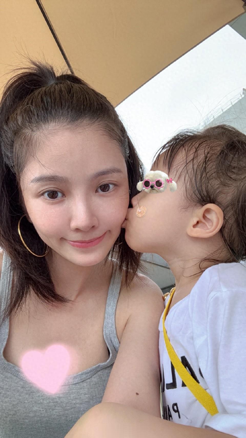 王灿晒杜淳给搭配的衣服！拖地牛仔裤配短袖和马甲，莫名的时尚感