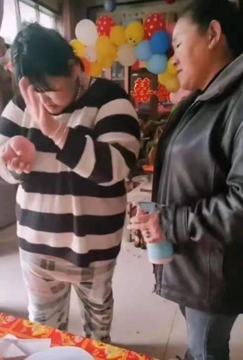 朱之文大女儿开小卖店,26岁多次相亲无果至今单身,已瘦下许多