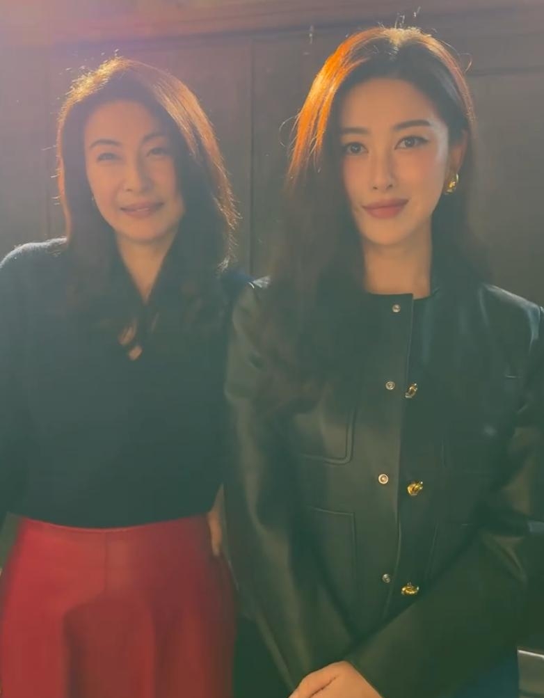 郭晶晶亮相米兰时装周,蓝色毛衣搭配红色皮裙,依然贵气