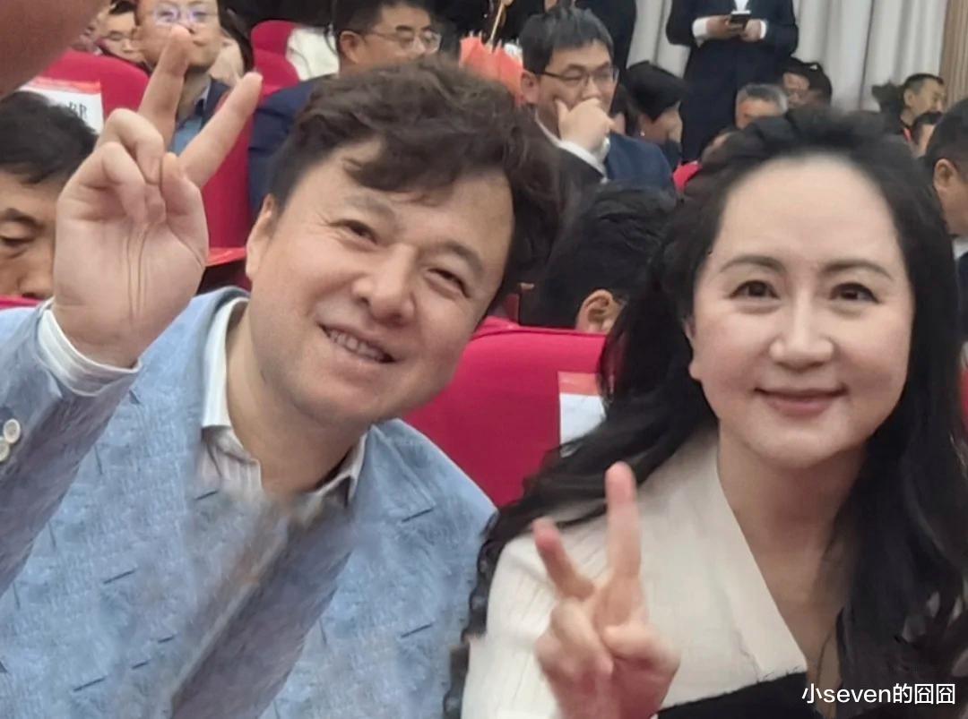 孟晚舟现身继子学校,本人胖了不少,与小4岁丈夫合照笑得很灿烂