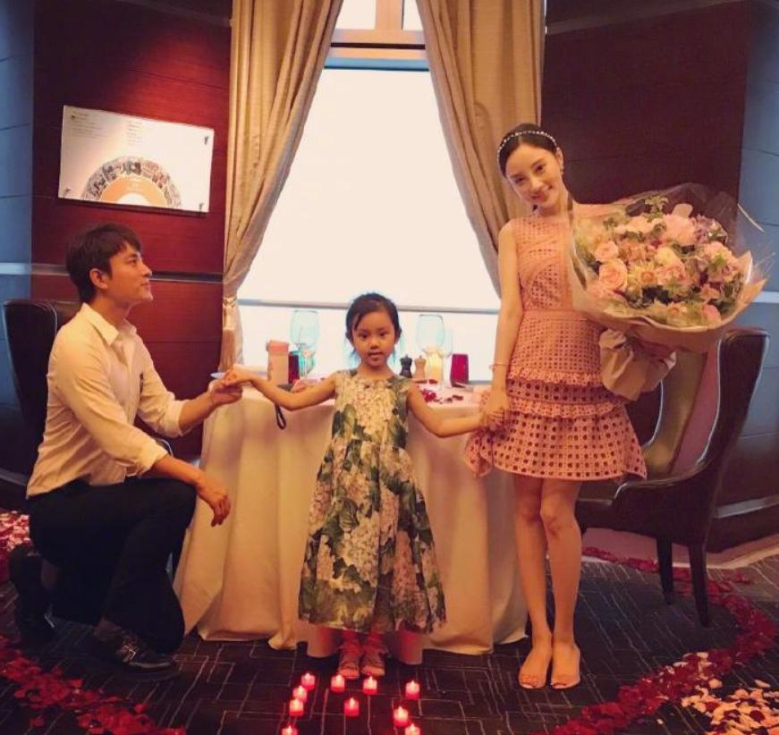 和李小璐复婚传闻才过半年，贾乃亮再曝新瓜，这次甜馨也很难解释