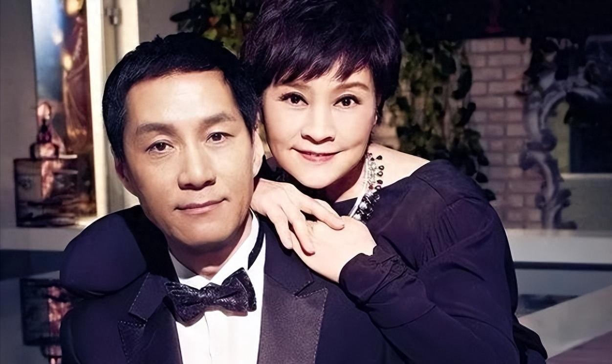 她是著名演员，不顾家人反对嫁小8岁丈夫恩爱30年，无儿女也幸福