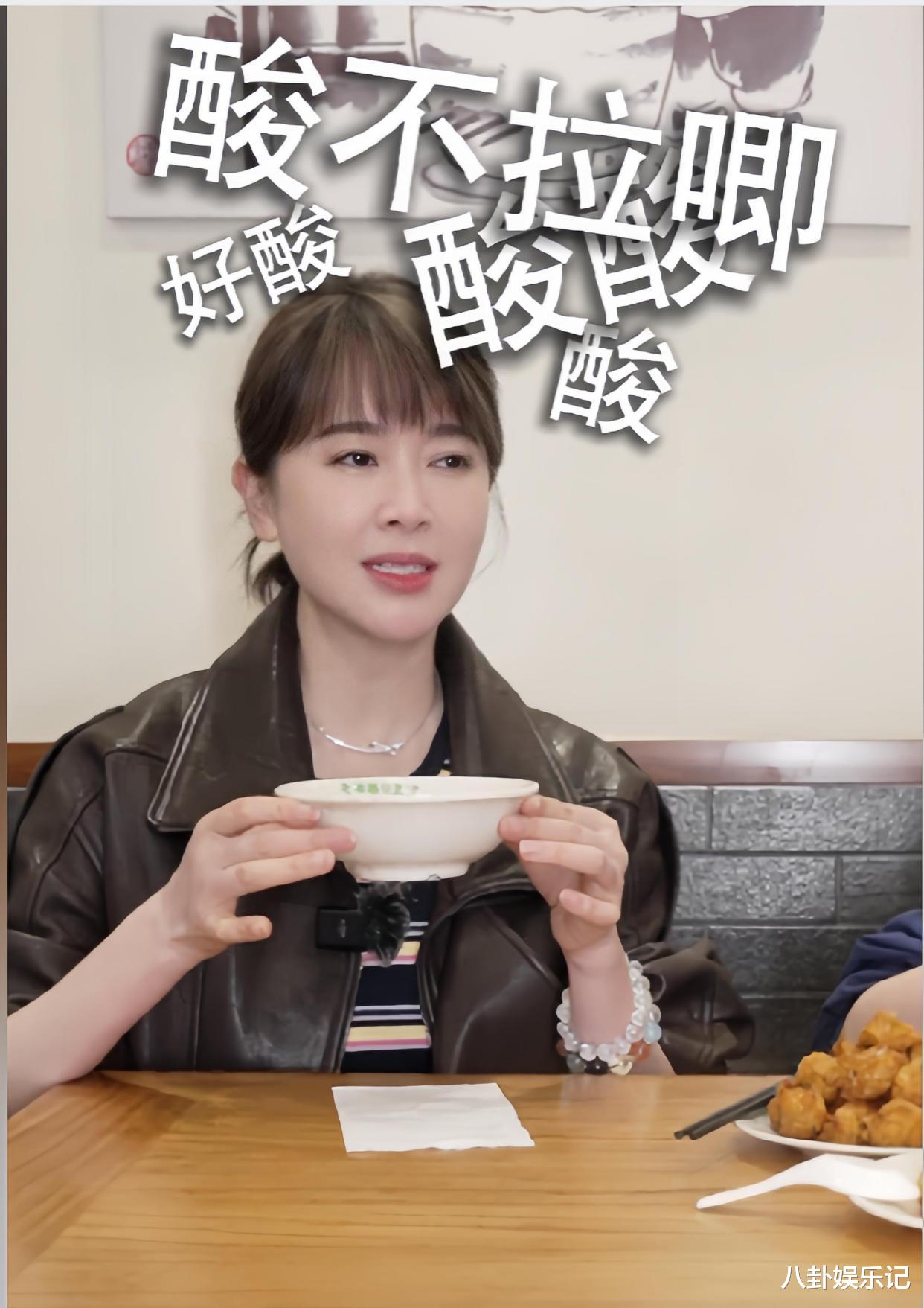 左小青母女挑战喝豆汁！左小青闻都不敢闻，女儿高子淇却连喝两碗