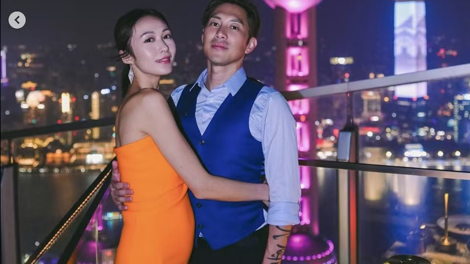 38岁英皇小花晒庆生照现孕味！穿贴身裙小腹微隆，疑已成功追二胎