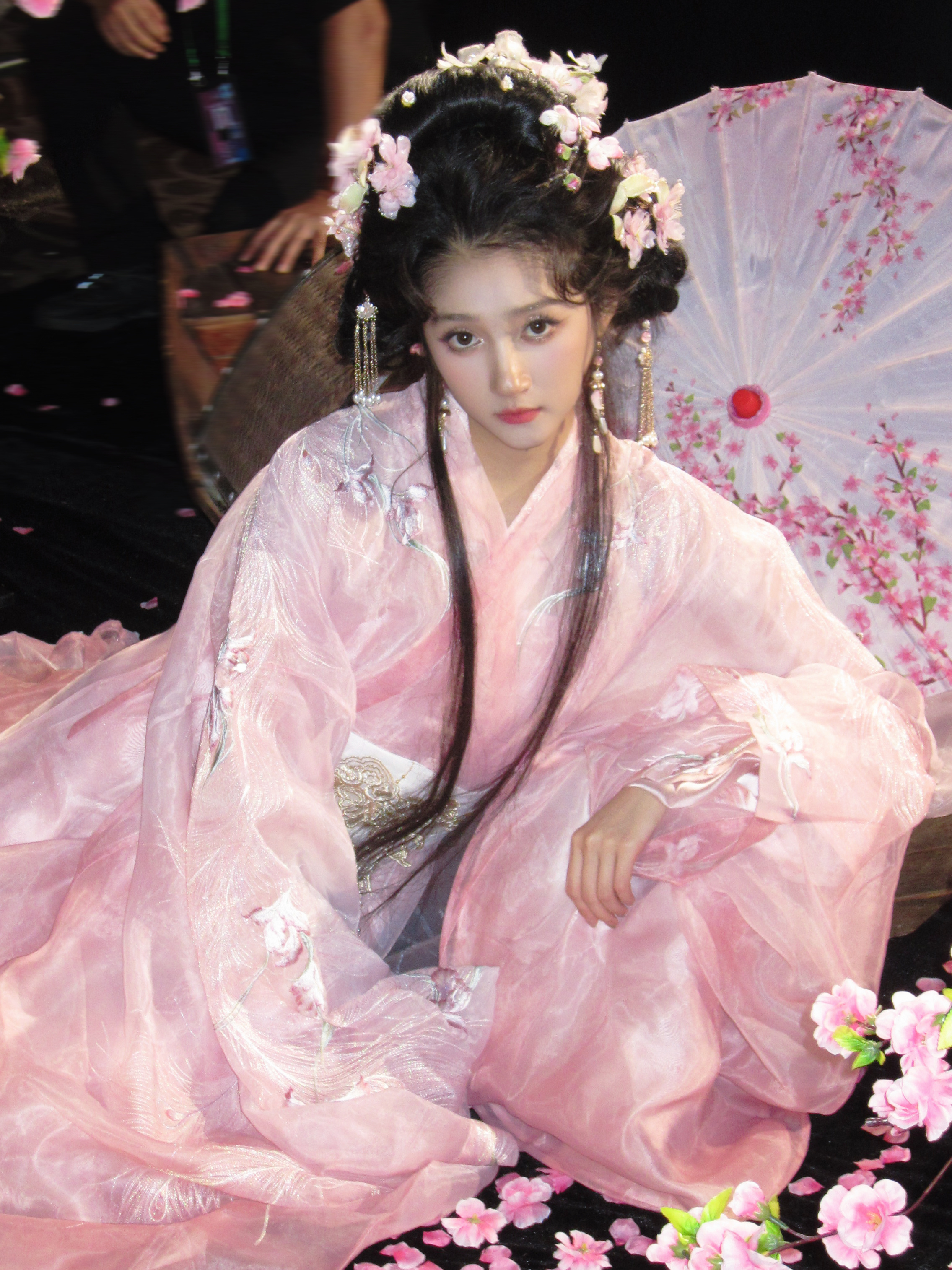 关晓彤《王牌对王牌》桃花妆造，又仙又萌