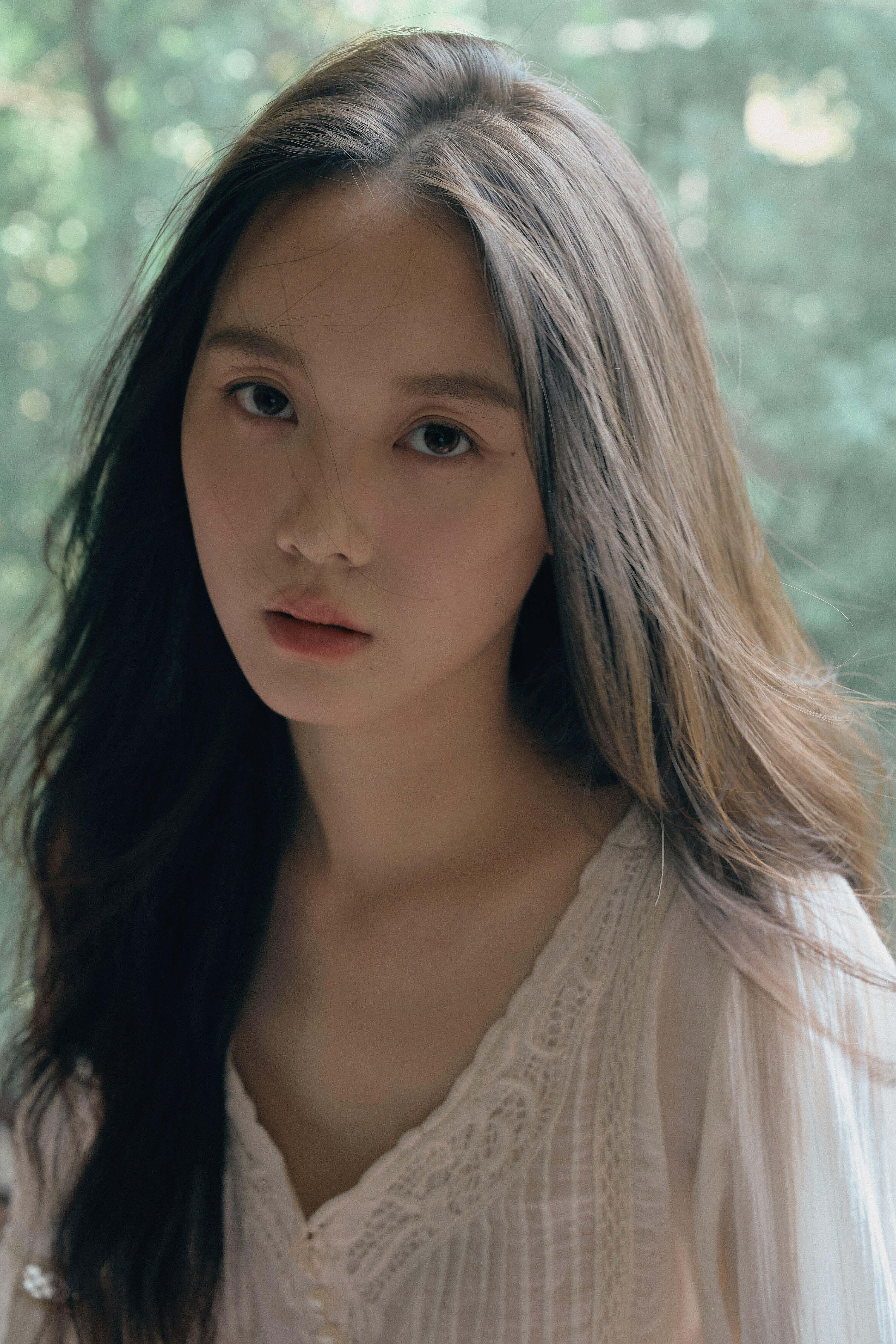 主持人李瑜居家私房写真，白色睡裙纯欲撩人