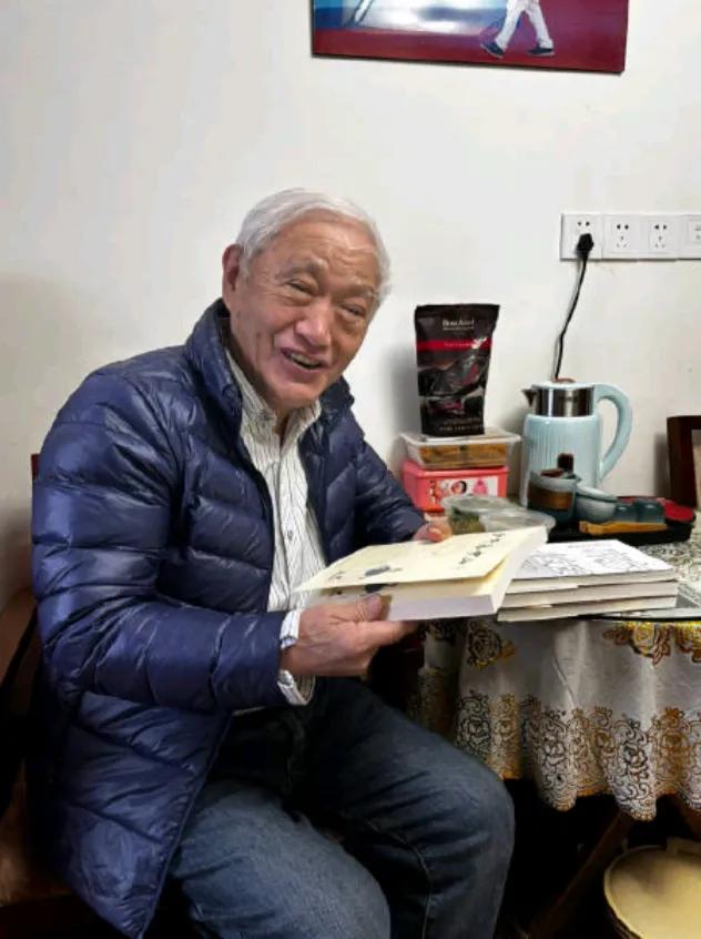 89岁牛犇获好友探望,身形佝偻精神足,独居养老院拒跟演员儿子住