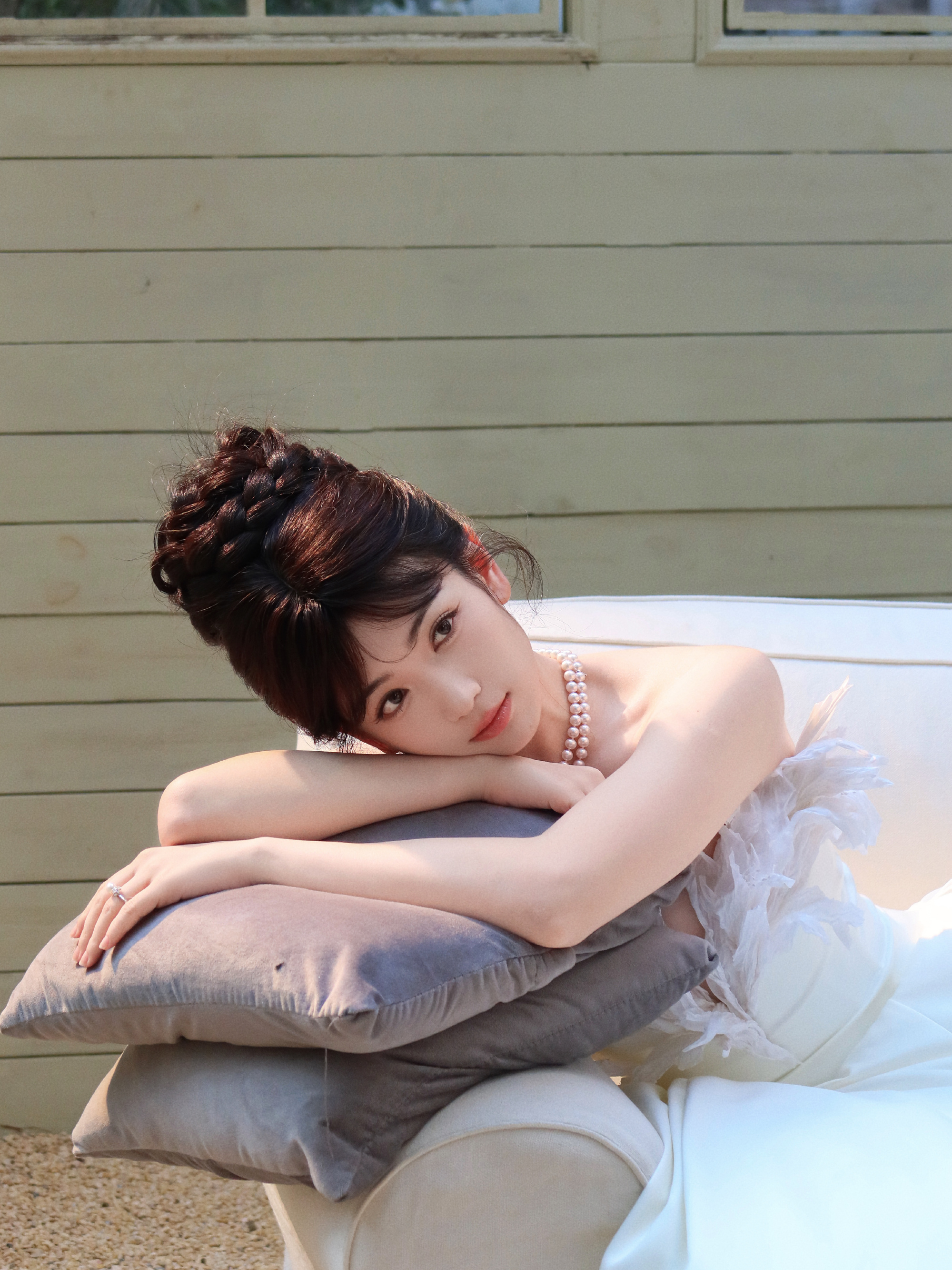 代露娃穿深V露背黑裙好霸气魅惑 换身白裙又和小公主一样