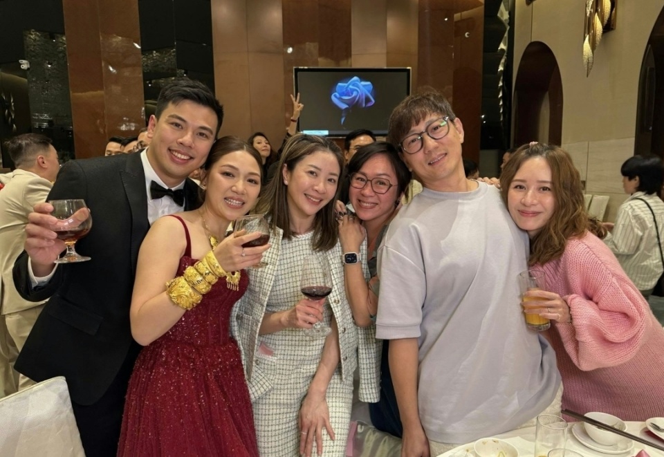 王祖蓝妹妹大婚，手上四个金镯一个比一个大，曾获哥哥豪送近千万房产