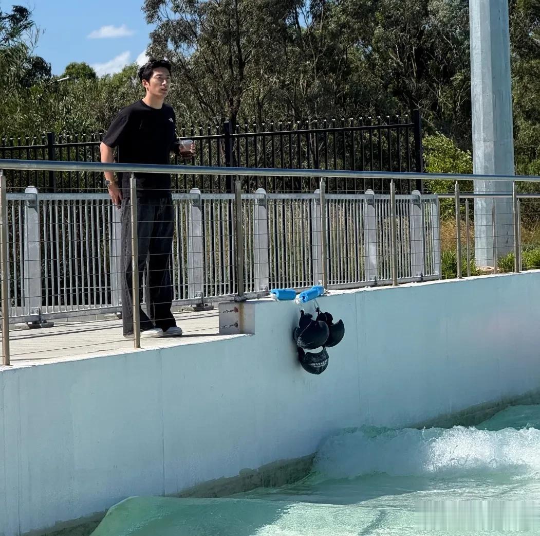 窦骁何超莲国外被偶遇!女方冲浪心情大好,窦骁喝咖啡满脸愁容