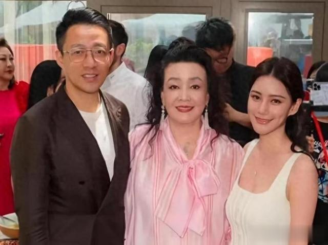 汪小菲坐高铁谈业务，一个人拖行李箱，休息室大口喝水，累的不轻