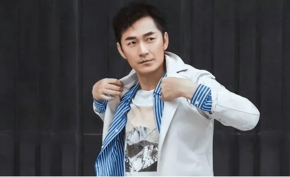 他是陆毅同班同学，与初恋结婚18年零绯闻，17岁儿子不像他