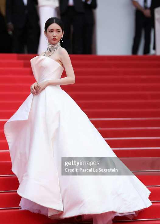 有一种尴尬叫周冬雨玩性感!戛纳连换2套战袍,奈何越性感越干瘪