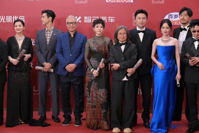 这夜,章子怡短发是一绝,倪妮腰臀比逆天,刘德华王俊凯罕同框