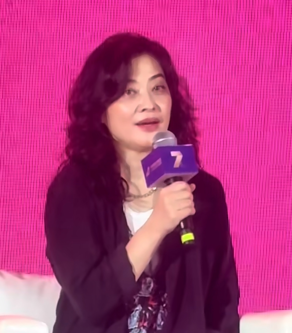 50岁梅婷线下活动，化浓妆盖不住黑眼圈，脖子上全是皱纹像70岁