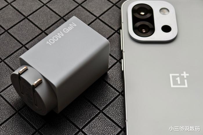 一加100W小方瓶充电器开箱:轻巧便携、磁力集结