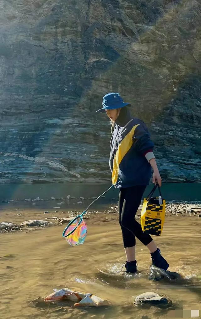 41岁白百何二胎儿子首曝光，母子俩在河沟捞鱼吃烧烤，穿搭很在线