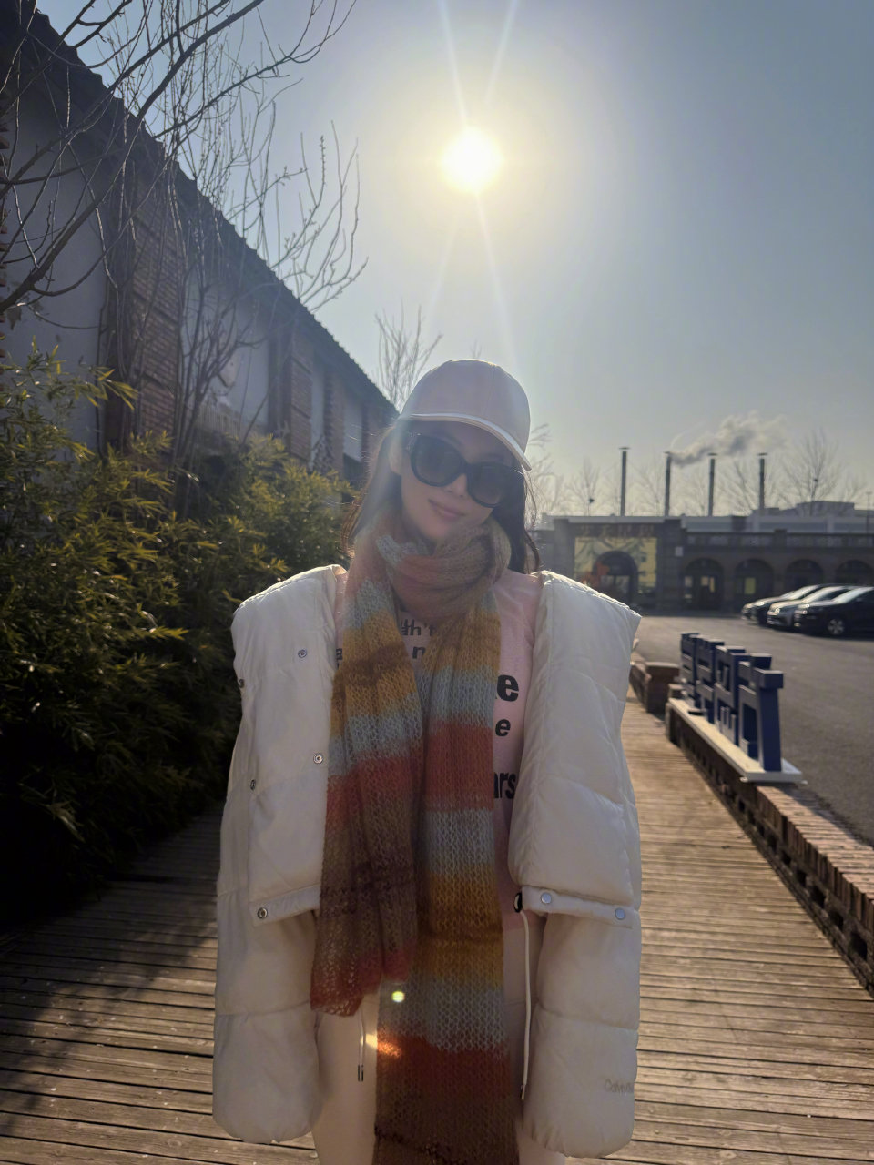 张馨予晒妈妈织的围巾！随手一披美的惊艳，还被称呼为宝宝好幸福