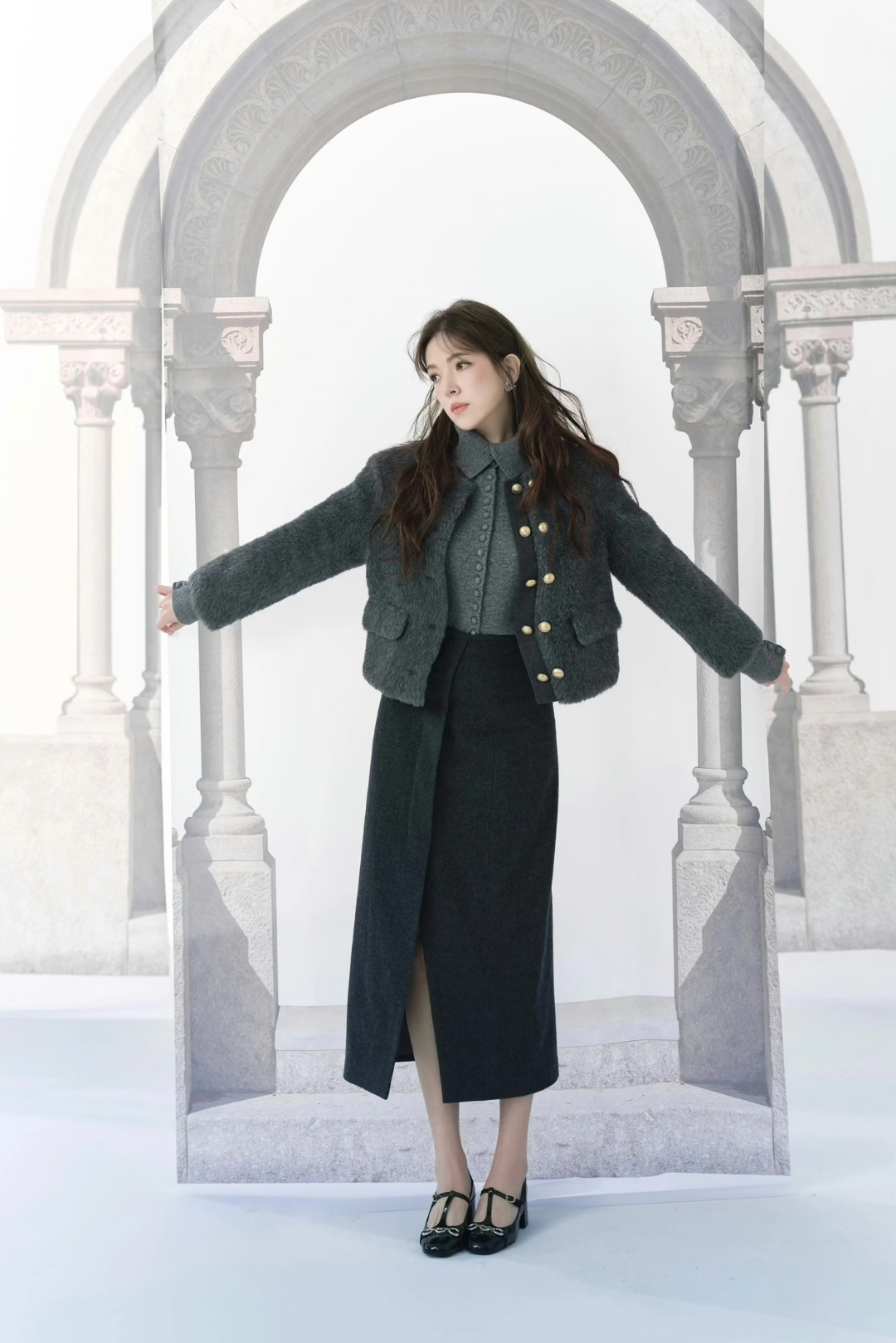 许玮甯出月子后首亮相,大夏天穿毛衣长裤,脸又瘦又肿变老气了