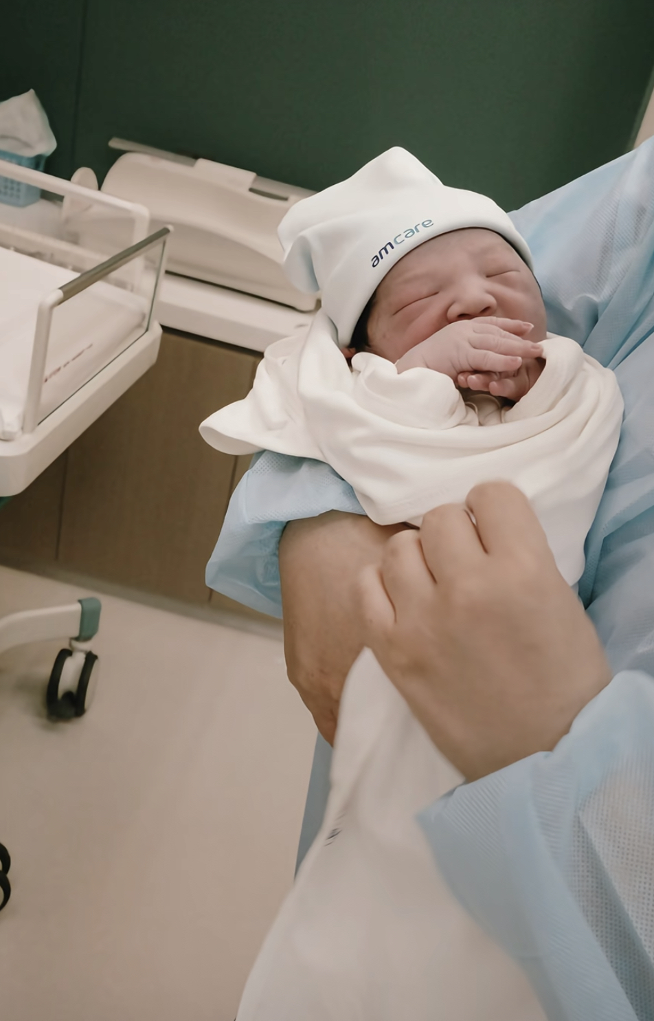 乔杉官宣三胎儿子出生，一家五口同框幸福满溢，宝宝正面照曝光