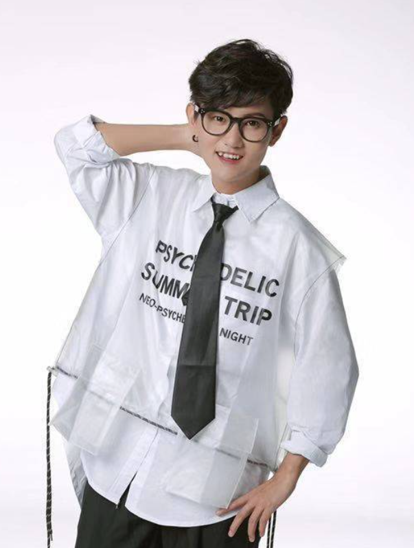 “超女”冠军现状曝光,曾一年挥霍200万,今月薪8000无人识:实惨