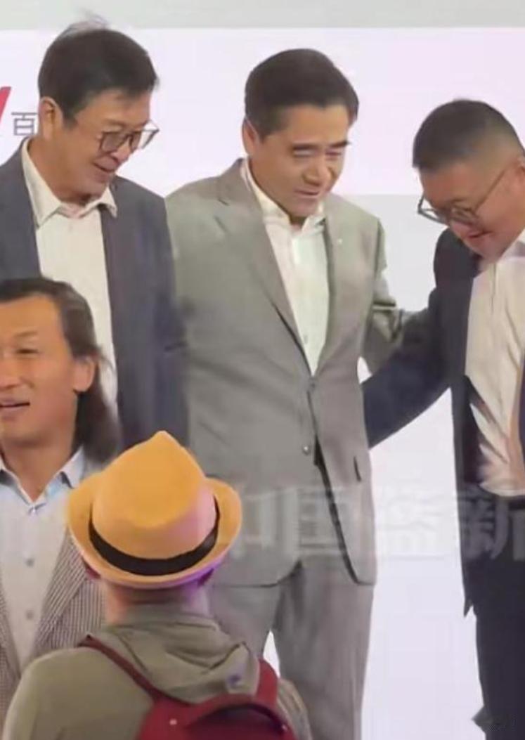 69岁陈宝国出席活动,缩着脖子,行动不是很流畅,疑似中风过