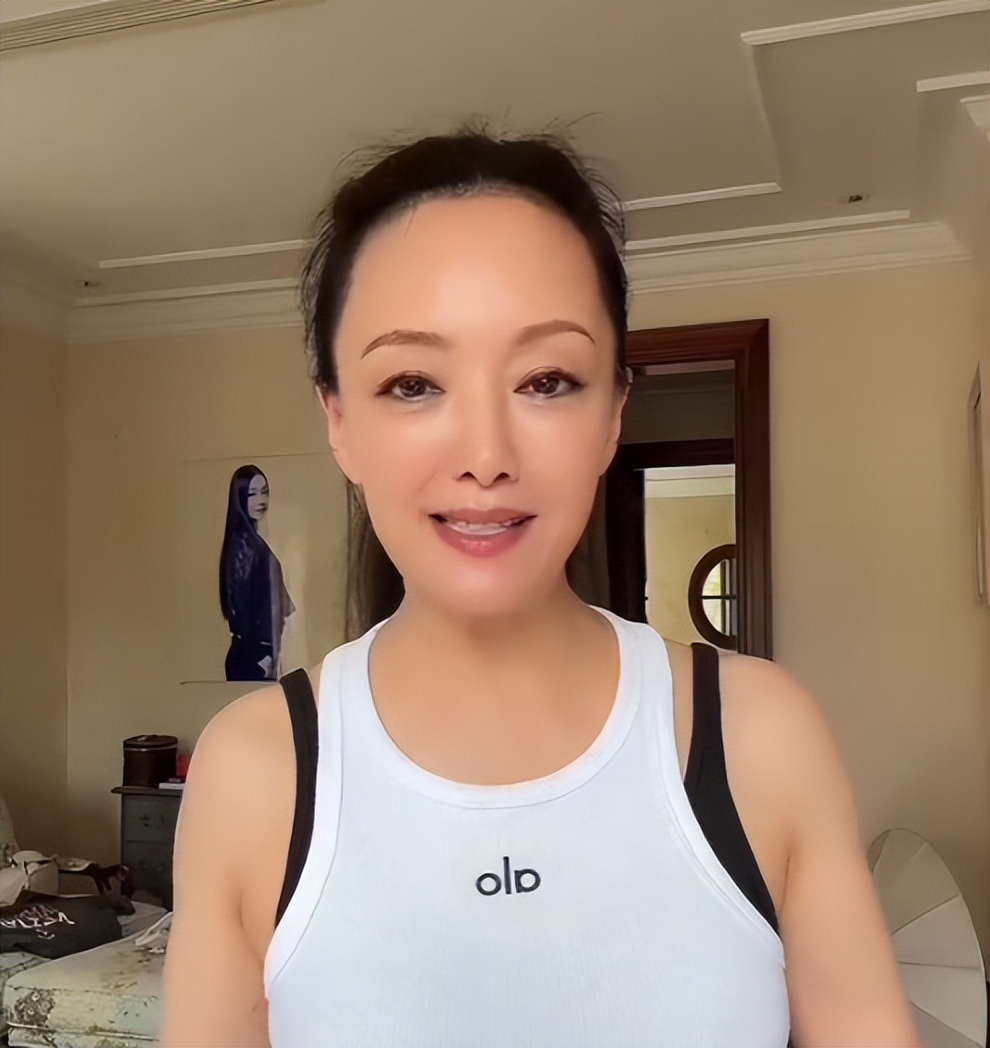 当红时嫁到美国,定居纽约多年,60岁风韵犹存!如今回国资源超好