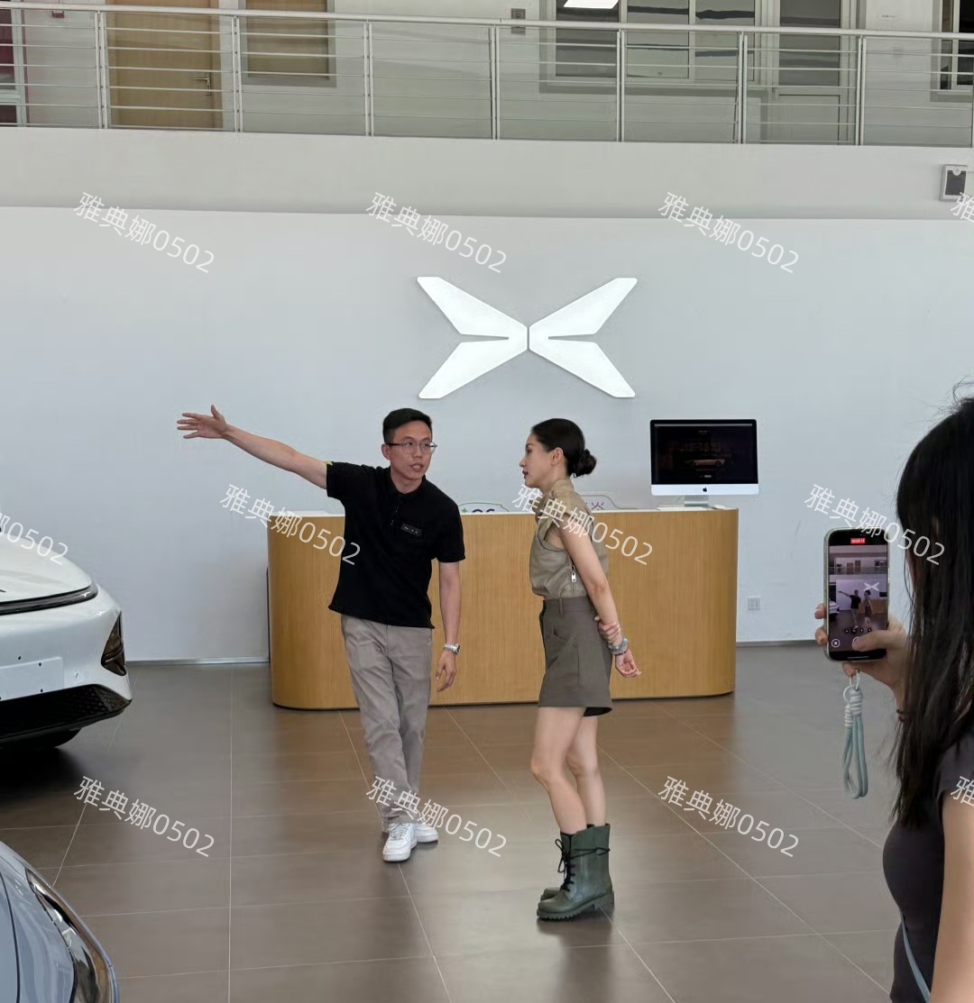 王子被新车暴露身高，她穿增高鞋站在1米4的车旁也没高出多少好矮