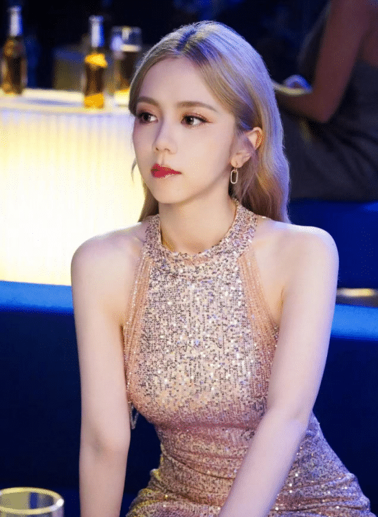 邓紫棋“抓屁股”上热搜：天后也有“凡人”瞬间