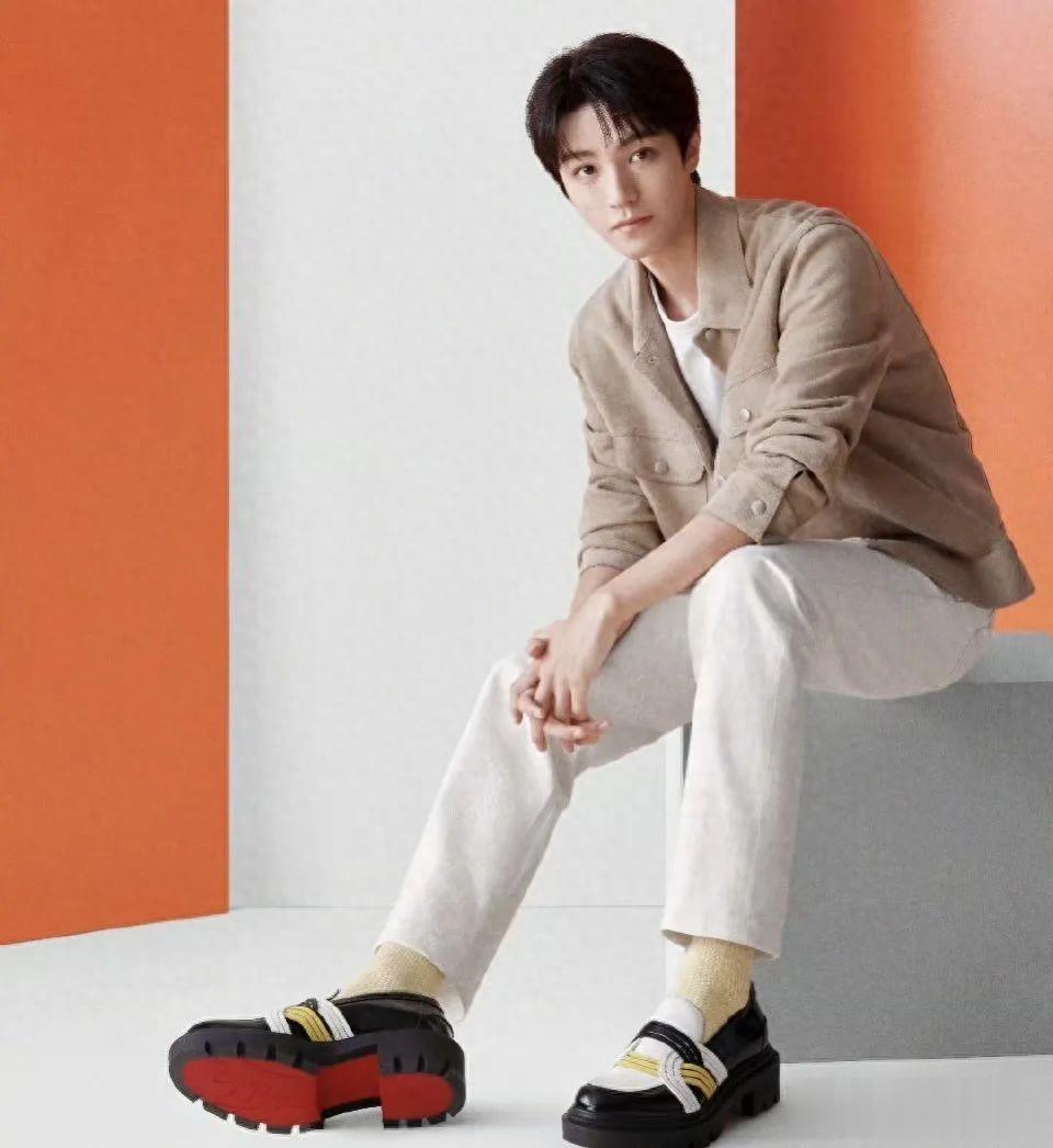 王俊凯恋情曝光?田曦薇,钟楚曦分手,滕泽文