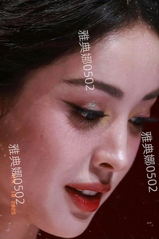 古力娜扎的美貌真是太权威了,怼脸拍毛孔清晰可见也美的毫无瑕疵