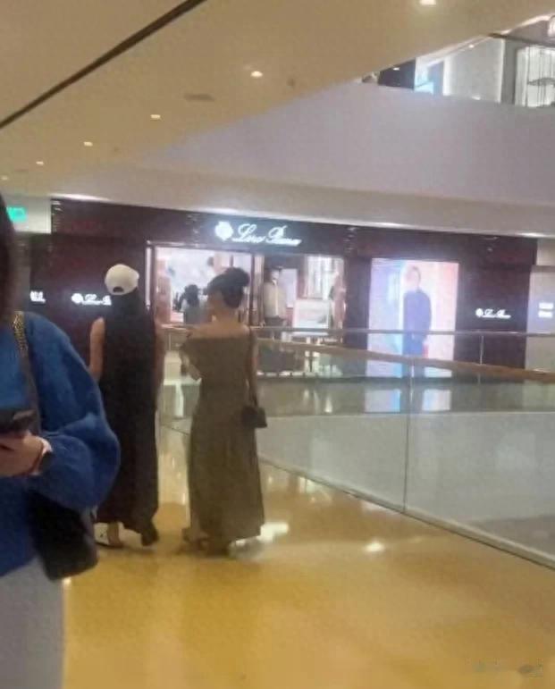 方媛香港逛街被偶遇,挺孕肚踩高跟鞋,脚步轻盈孕味十足!