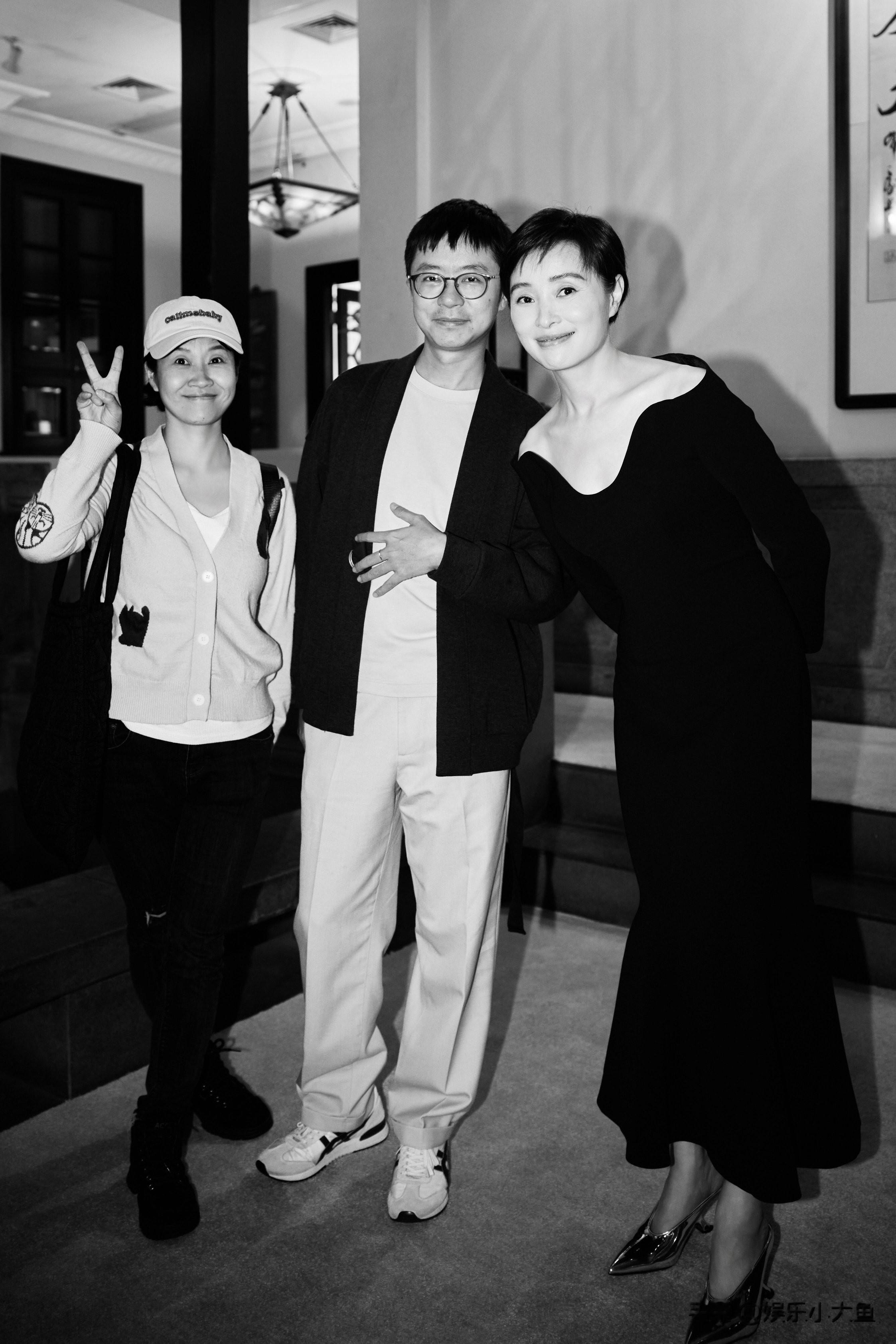 吴越分享一个女演员的出门前后美照，穿黑色连衣裙身姿婀娜好美