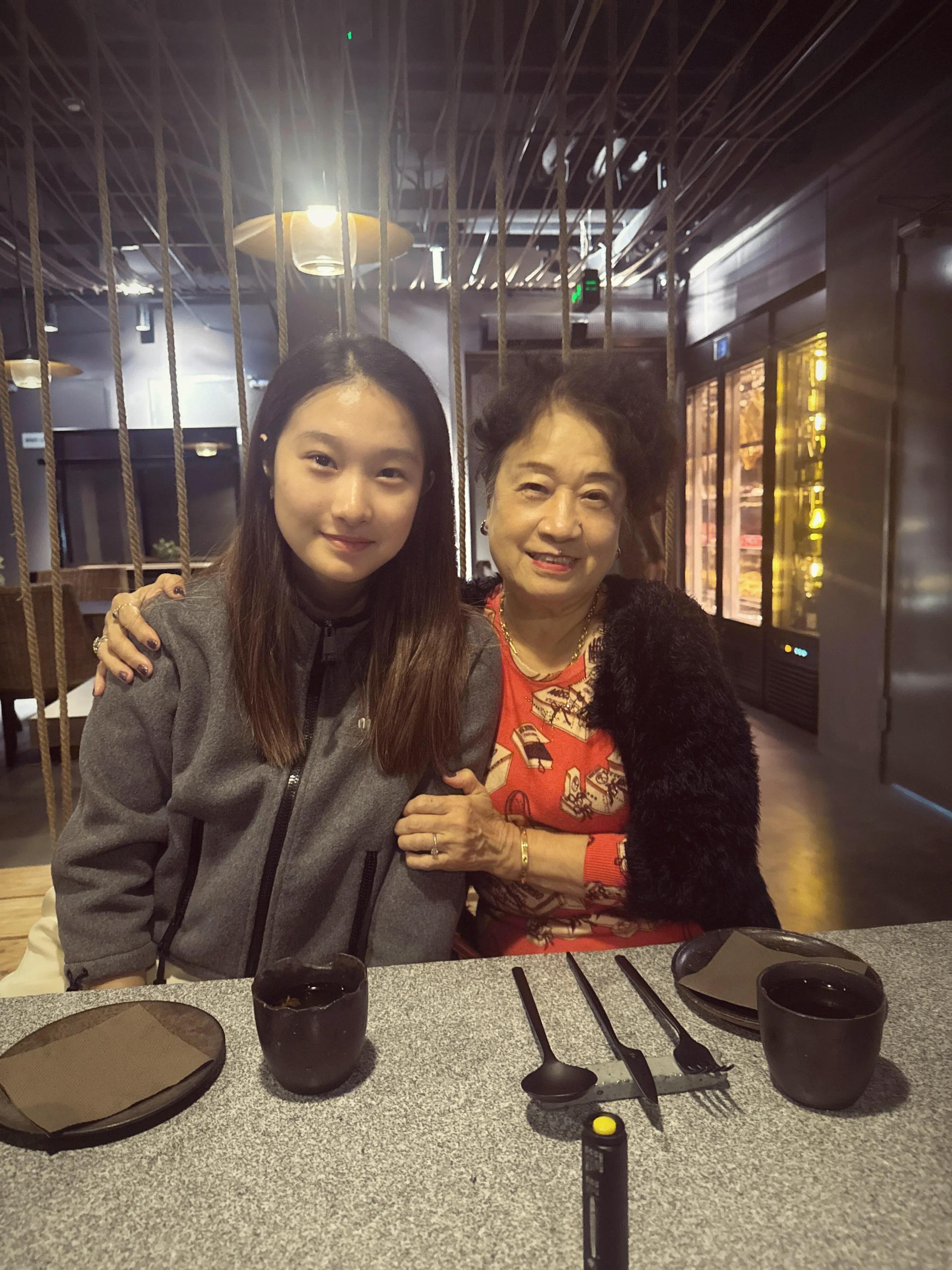 马伊琍大女儿晒外婆牌围巾,戴着素颜自拍很漂亮,模样清秀像文章