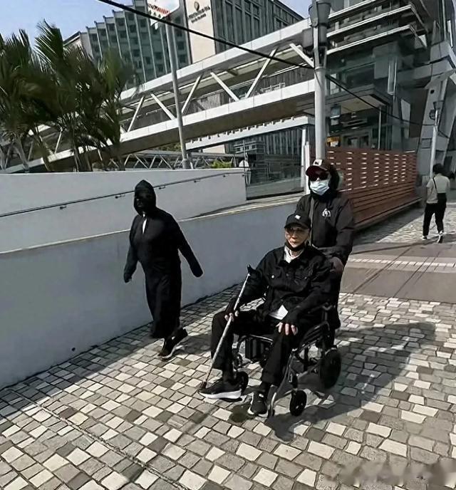 89岁谢贤街头被偶遇，坐着轮椅拿着拐，两名护理看护，晚年不凄凉