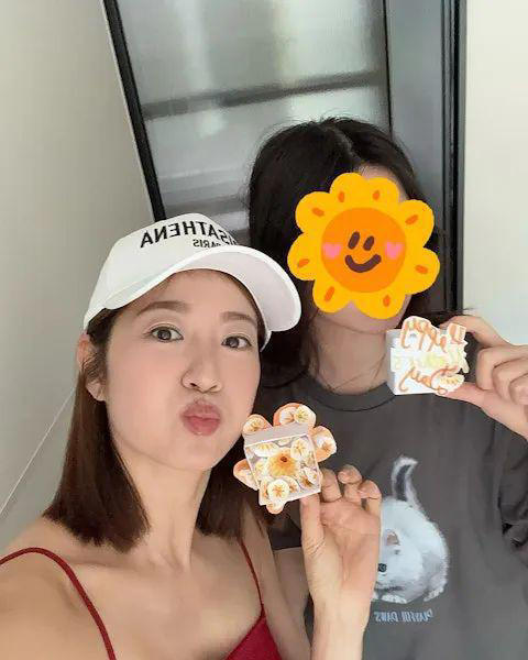 花旦陈自瑶晒女儿正面照,麦明诗晒礼物