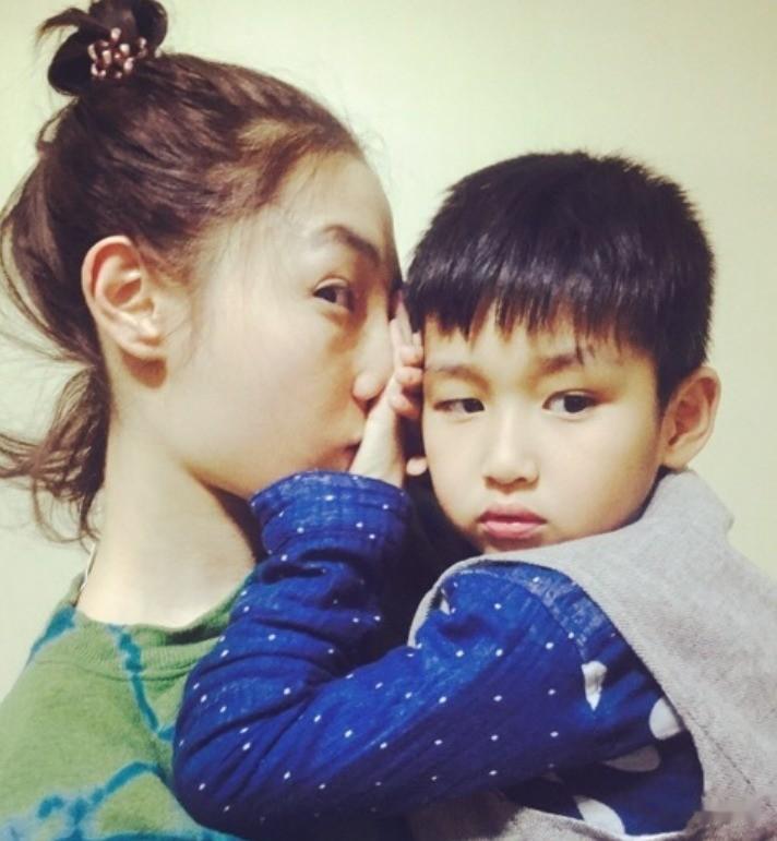 白百何自曝儿子不喊自己妈!18岁元宝鼻头大皮肤黑,但比亲爸帅气