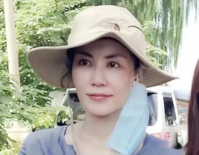 56岁王菲和男友人聚餐照曝光,穿羊毛衫太减龄 与小鲜肉同框似少女