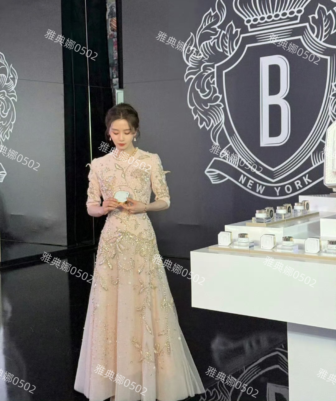 刘诗诗的盘发上热搜了,虽然她依然很漂亮,但脸却变了提拉感很强